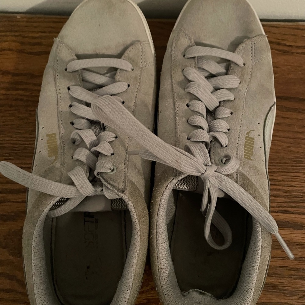 Gray soft foam pumas